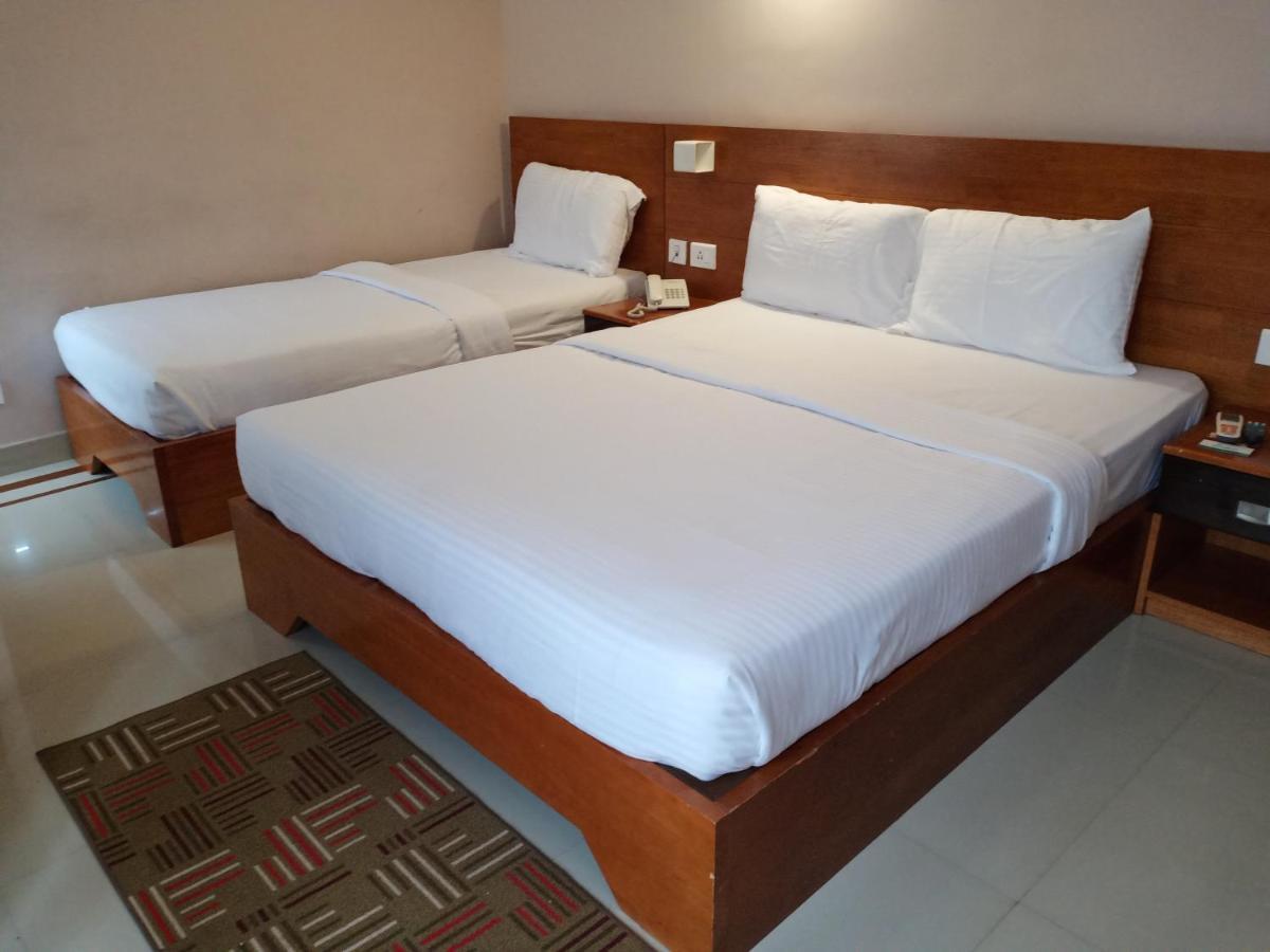 Devanganam Residency Hotel Guruvāyūr Exterior foto